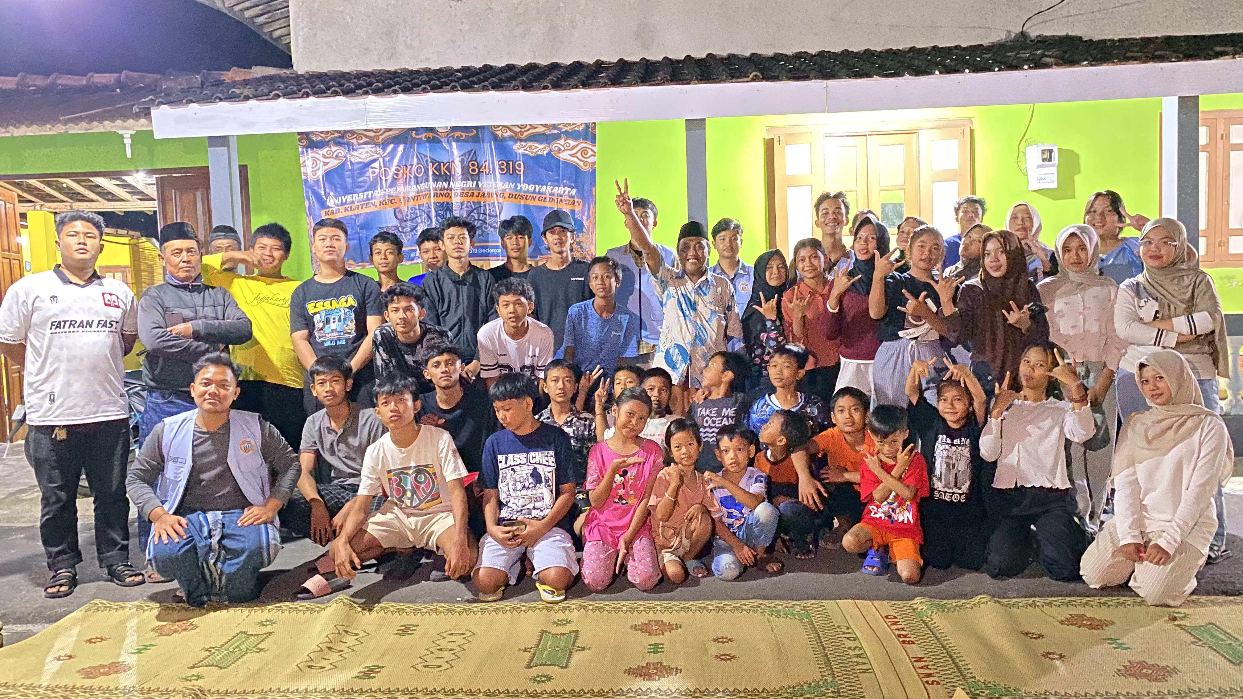 Makan Bakso Bersama Karang Taruna dan KKN UPNVYK 84.319